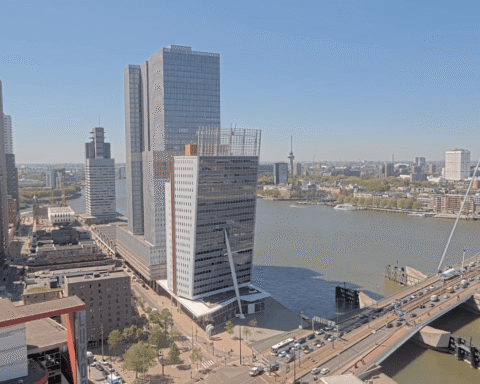 Zon en temperaturen tot 26°C morgen; buien verwacht vanaf zaterdagmiddag