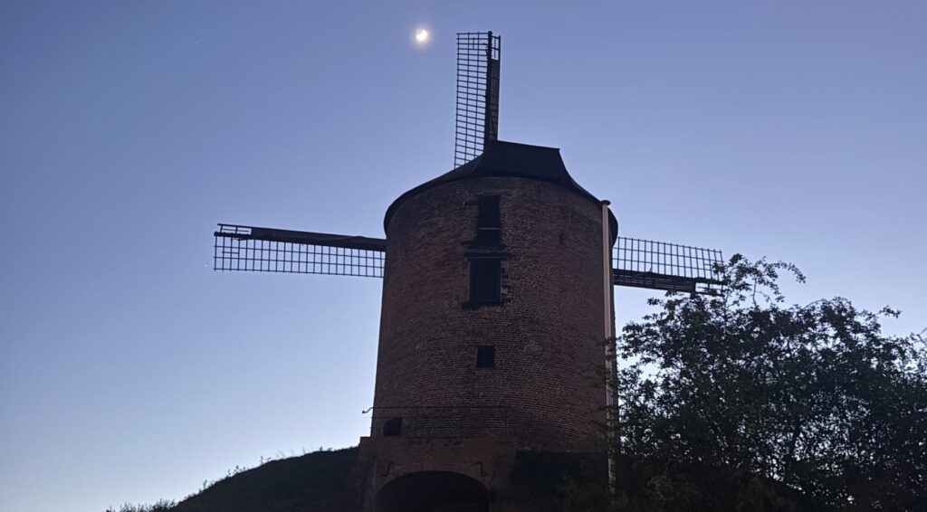 Zonnig weekend maakt plaats voor kouder Koningsdag met lichte kans op een bui in het noorden