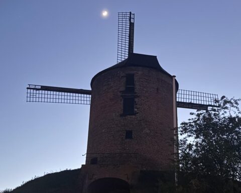 Zonnig weekend maakt plaats voor kouder Koningsdag met lichte kans op een bui in het noorden