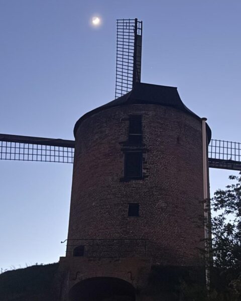 Zonnig weekend maakt plaats voor kouder Koningsdag met lichte kans op een bui in het noorden