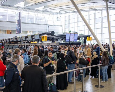 279 vluchten vertraagd op Schiphol door lange securitylijnen en grenscontroles