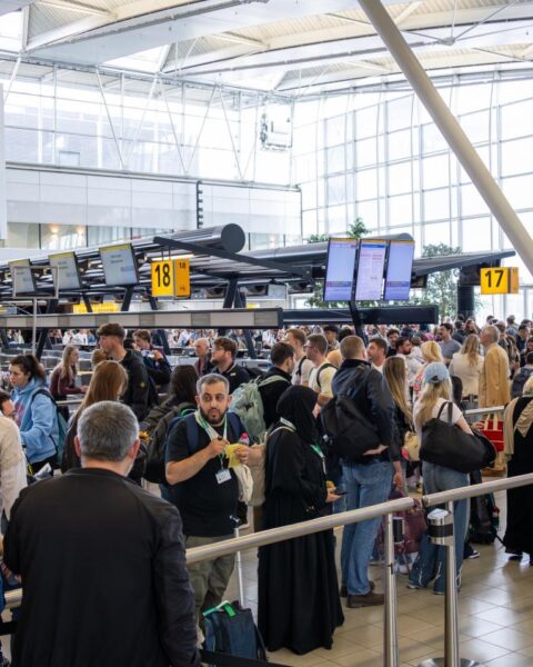 279 vluchten vertraagd op Schiphol door lange securitylijnen en grenscontroles