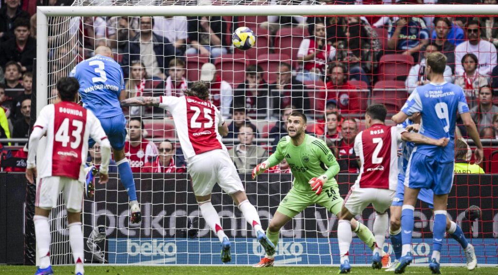 Ajax raakt ver achterop door laat doelpunt FC Utrecht, Twente neemt leiding in derde plaats