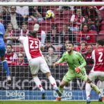 Ajax raakt ver achterop door laat doelpunt FC Utrecht, Twente neemt leiding in derde plaats