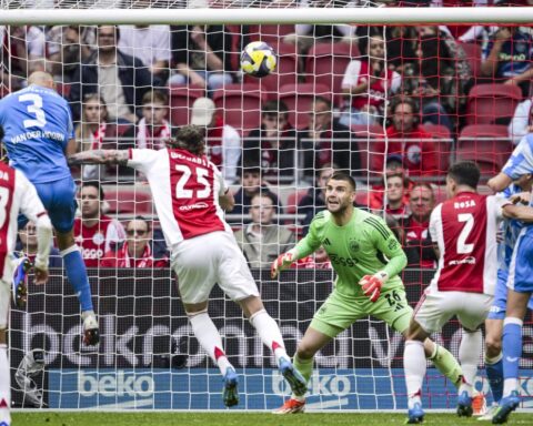 Ajax raakt ver achterop door laat doelpunt FC Utrecht, Twente neemt leiding in derde plaats