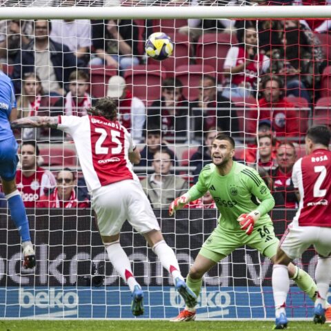 Ajax raakt ver achterop door laat doelpunt FC Utrecht, Twente neemt leiding in derde plaats