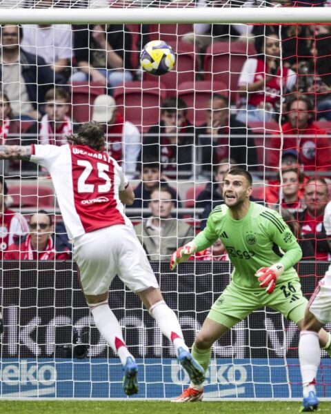 Ajax raakt ver achterop door laat doelpunt FC Utrecht, Twente neemt leiding in derde plaats