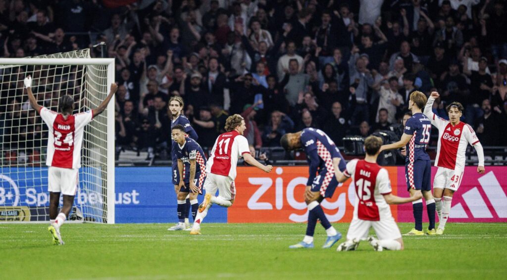 Ajax redt punt tegen PSV met gelijkmaker van Mika Godts in de blessuretijd