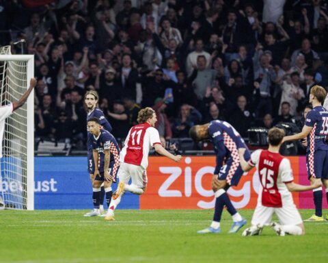 Ajax redt punt tegen PSV met gelijkmaker van Mika Godts in de blessuretijd