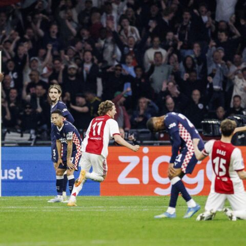 Ajax redt punt tegen PSV met gelijkmaker van Mika Godts in de blessuretijd