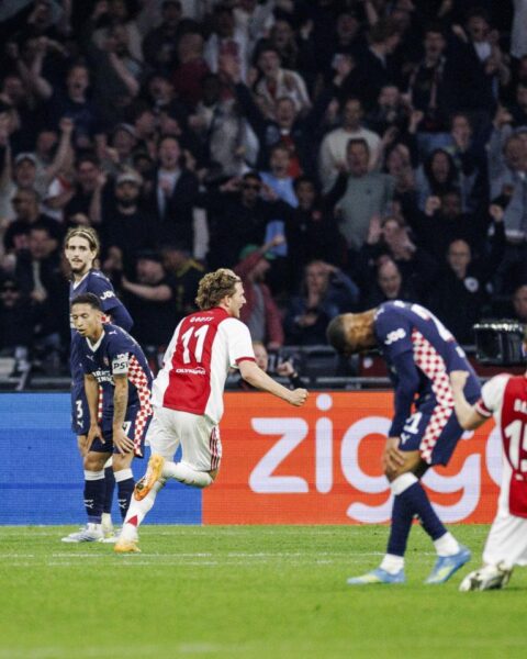 Ajax redt punt tegen PSV met gelijkmaker van Mika Godts in de blessuretijd
