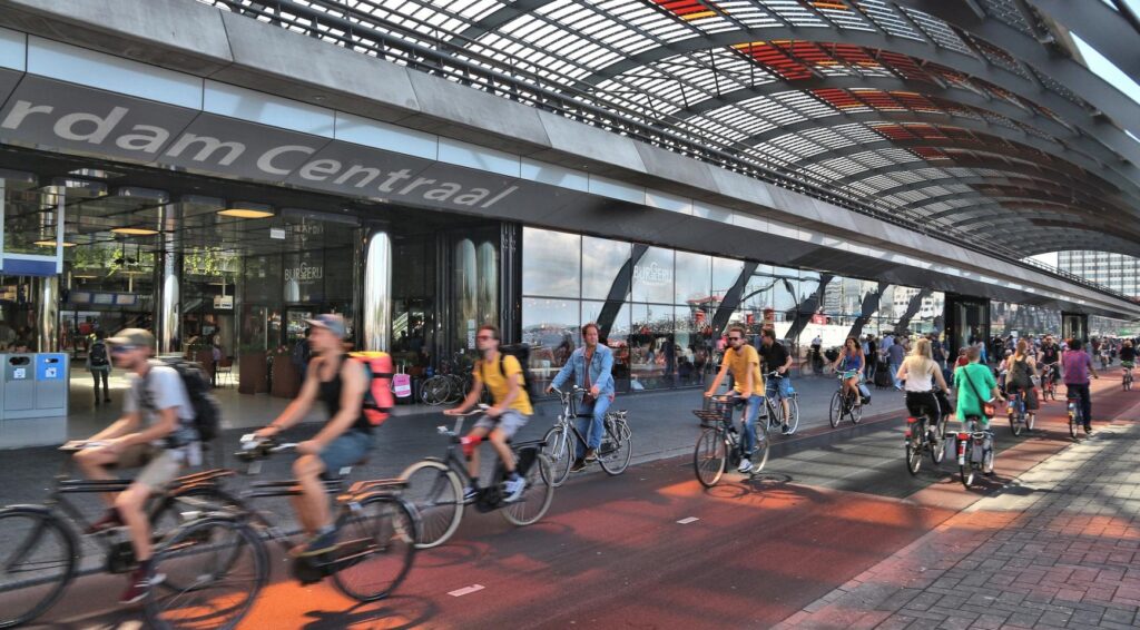 Amsterdam en Houten starten experiment met maximale snelheid van 20 km/u voor fietsers