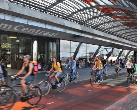 Amsterdam en Houten starten experiment met maximale snelheid van 20 km/u voor fietsers