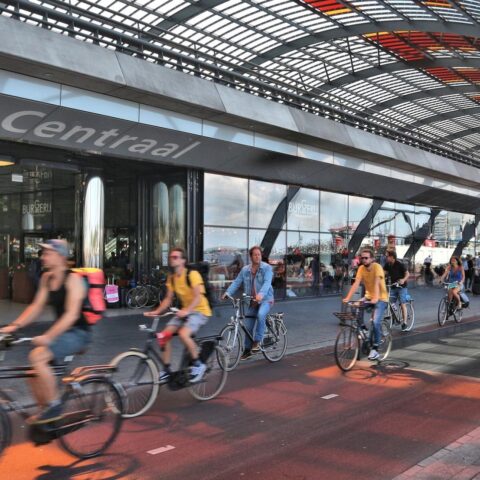 Amsterdam en Houten starten experiment met maximale snelheid van 20 km/u voor fietsers