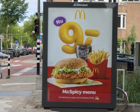 Amsterdam voert verbod op advertenties voor vlees en fossiele brandstoffen pas in 2027 in
