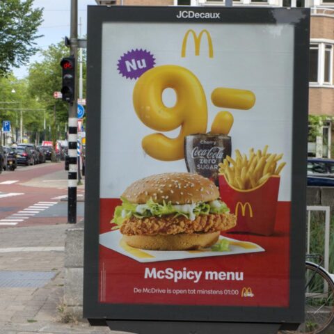 Amsterdam voert verbod op advertenties voor vlees en fossiele brandstoffen pas in 2027 in