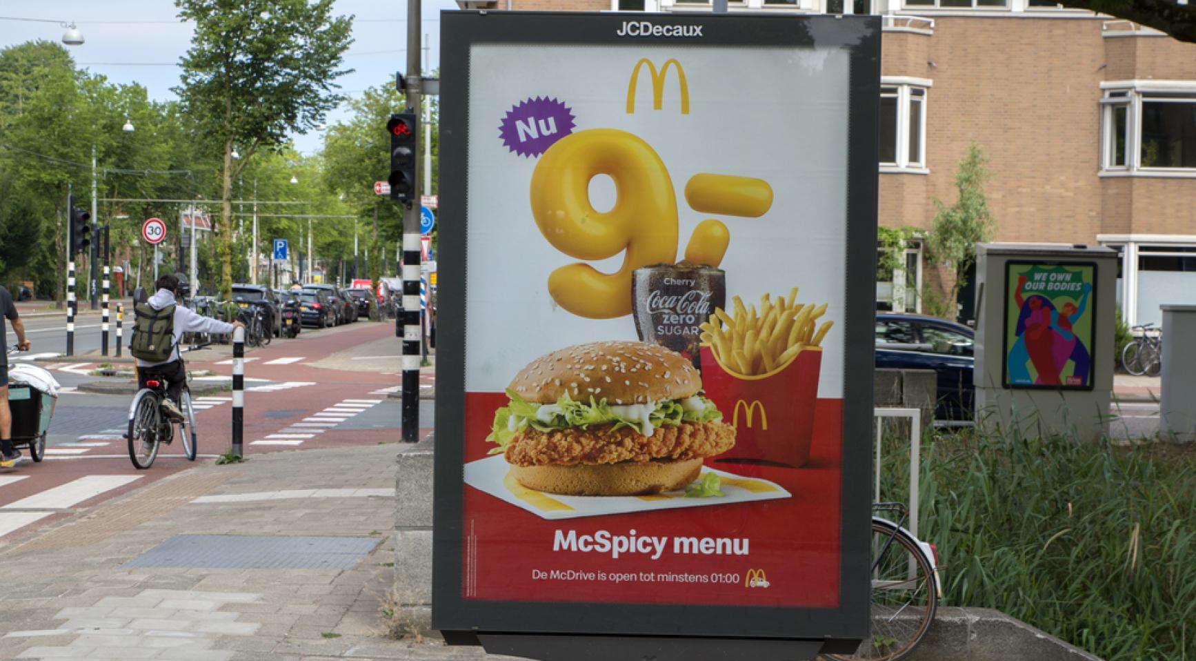 Amsterdam voert verbod op advertenties voor vlees en fossiele brandstoffen pas in 2027 in