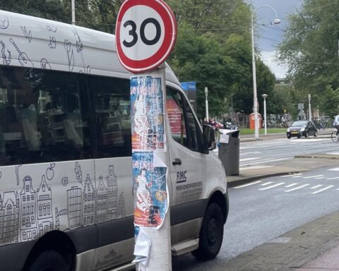 Amsterdamse automobilisten overschrijden nog steeds snelheidslimiet van 30 km/u door gebrekkig straatontwerp