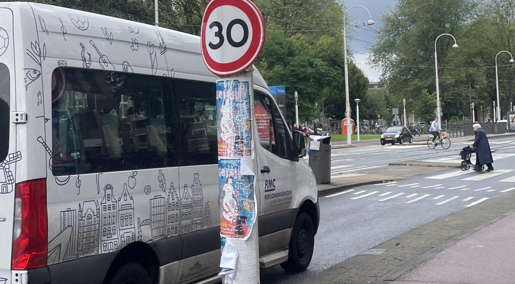 Amsterdamse automobilisten overschrijden nog steeds snelheidslimiet van 30 km/u door gebrekkig straatontwerp