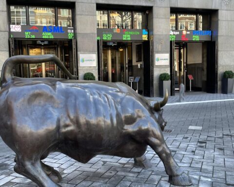 Amsterdamse beurs bereikt recordhoogte te midden van scherpe daling van olieprijzen