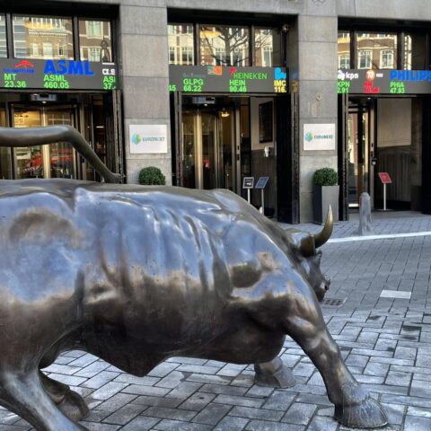 Amsterdamse beurs bereikt recordhoogte te midden van scherpe daling van olieprijzen