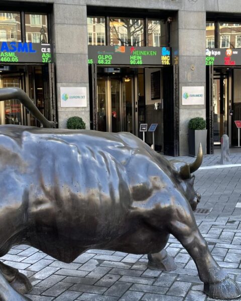 Amsterdamse beurs bereikt recordhoogte te midden van scherpe daling van olieprijzen