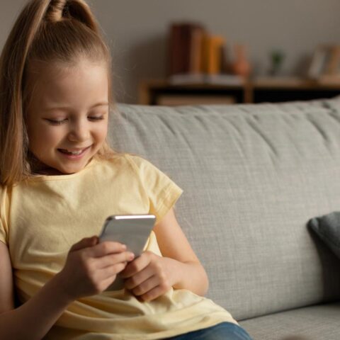 Arnhem roept ouders op: stel smartphonegebruik uit, geen sociale media tot 16 jaar