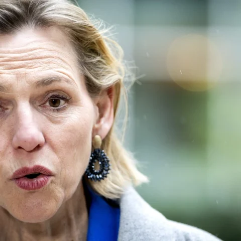Bezuinigingen op gehandicaptenzorg voor volgend jaar geschrapt, minister Sterk vindt budget oplossing