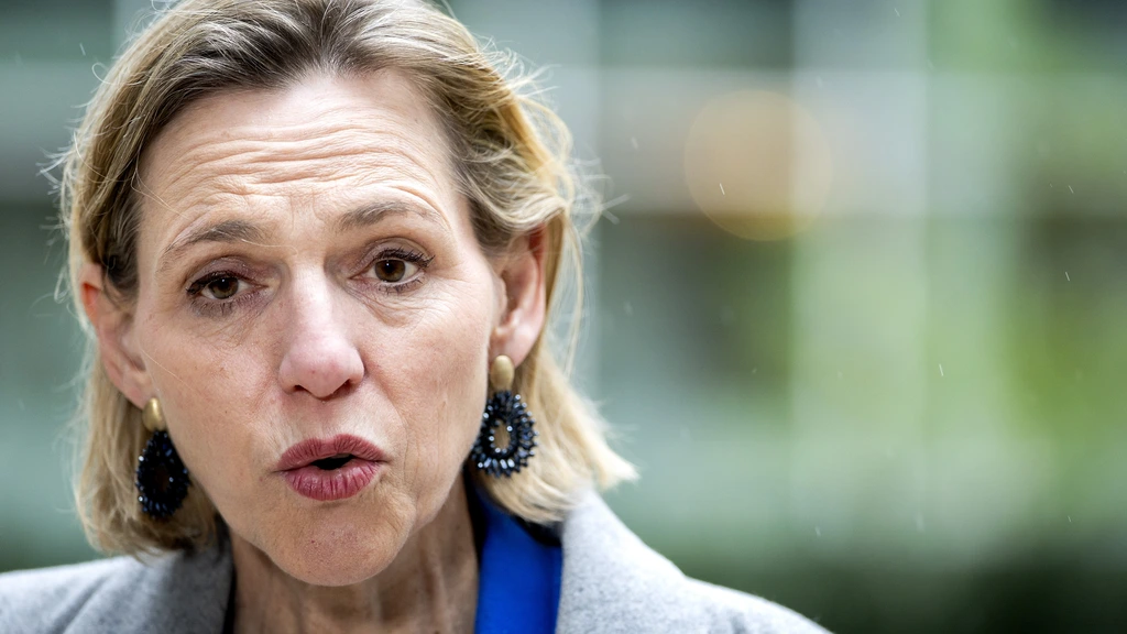 Bezuinigingen op gehandicaptenzorg voor volgend jaar geschrapt, minister Sterk vindt budget oplossing