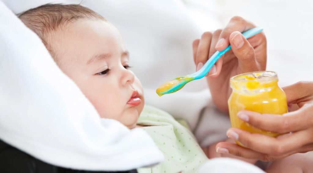 Bijna alle Nederlandse baby- en kindervoeding vol suiker, blijkt uit studie