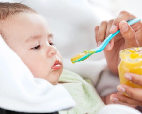 Bijna alle Nederlandse baby- en kindervoeding vol suiker, blijkt uit studie