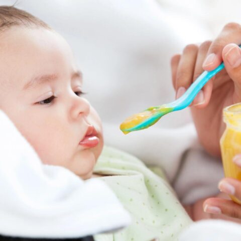 Bijna alle Nederlandse baby- en kindervoeding vol suiker, blijkt uit studie