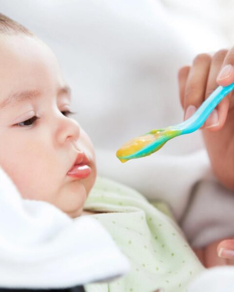 Bijna alle Nederlandse baby- en kindervoeding vol suiker, blijkt uit studie