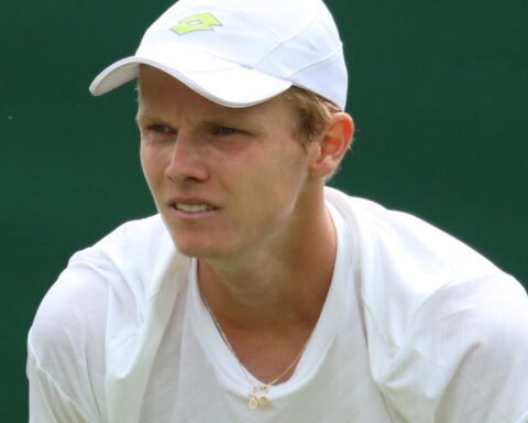 De Jong verrast op Roland Garros met winst op Khachanov; Zverev wacht in kwartfinale