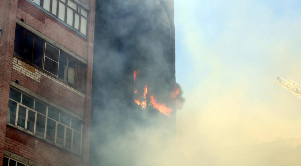 Drie bewoners onderzocht op rookinhalatie na brand in appartementencomplex in Delft