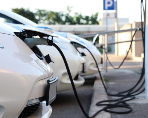 Elektrische voertuigen als mobiele thuisbatterijen in Nederlandse wereldprimeur