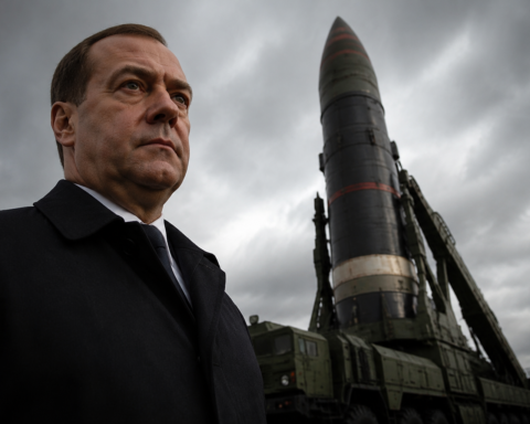 Medvedev dreigt Europa met raket Sarmat na geslaagde proef ‘Nu zijn jullie ons allen naderbij’