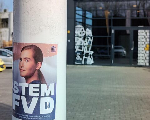 FvD-lid maakt "white power"-gebaar op TikTok; partij ontkent opnieuw betrokkenheid