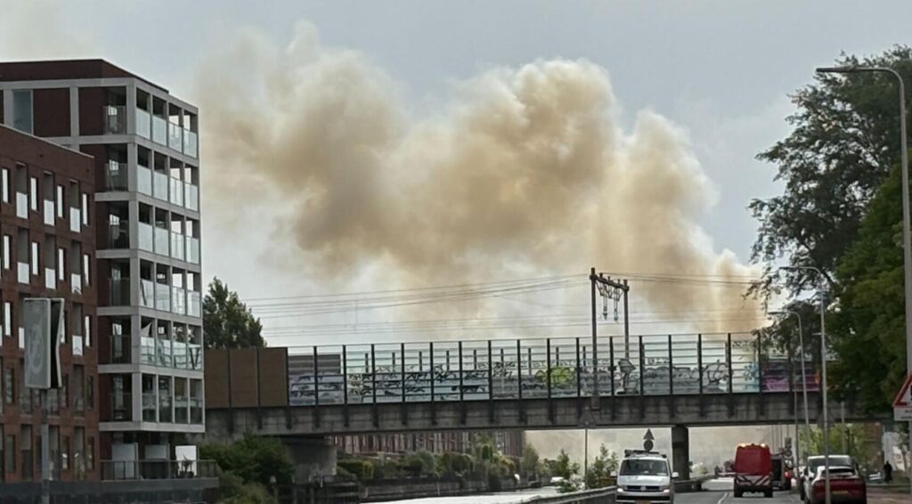Grote brand op industrieterrein in Diemen leidt tot NL-Alert en grootschalige hulpverlening
