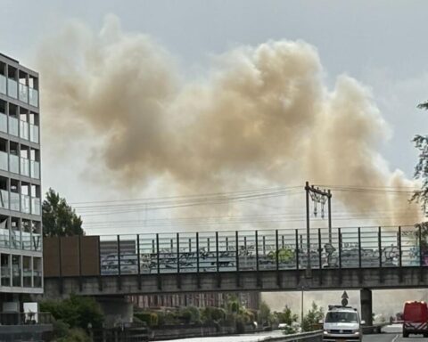 Grote brand op industrieterrein in Diemen leidt tot NL-Alert en grootschalige hulpverlening