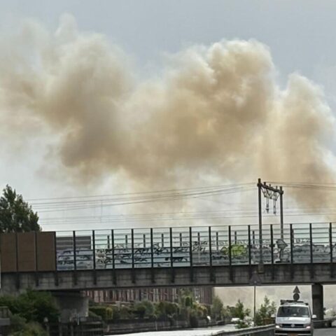 Grote brand op industrieterrein in Diemen leidt tot NL-Alert en grootschalige hulpverlening