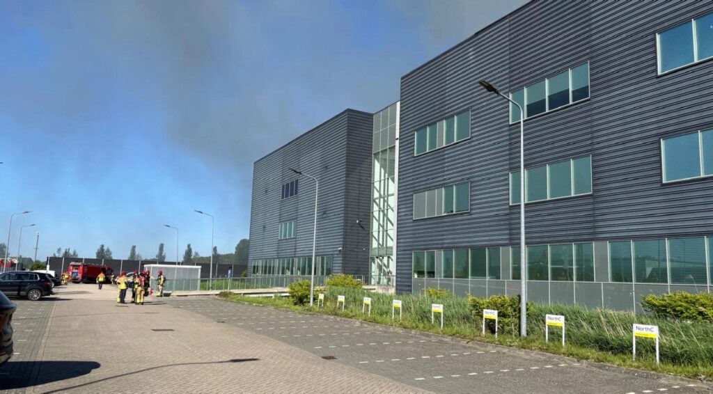 Grote brand verwoest datacenter in Almere; oorzaak onbekend