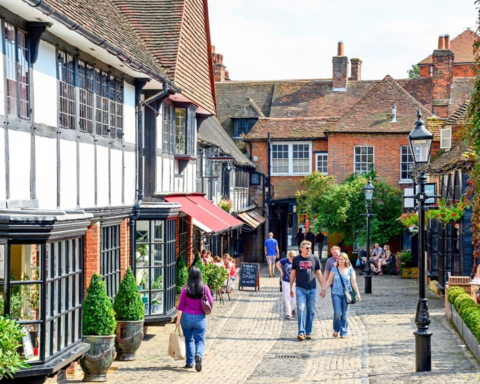 Jamestown koopt historische winkelstraat Lion and Lamb Yard in Farnham, Engeland