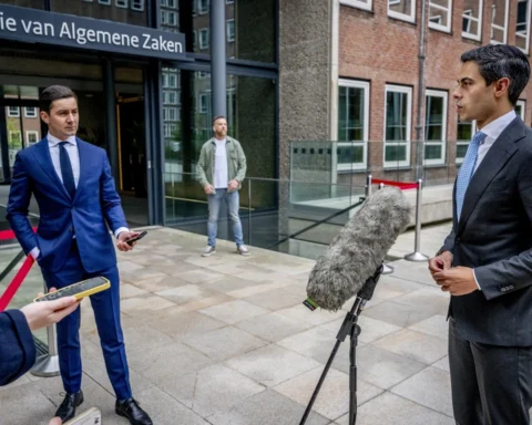 Jetten: 'We laten ons niet intimideren' na vuurwerkbom op D66-kantoor in Den Haag