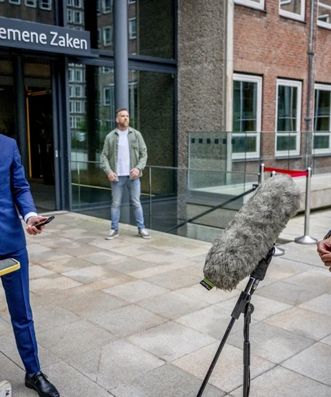 Jetten: 'We laten ons niet intimideren' na vuurwerkbom op D66-kantoor in Den Haag