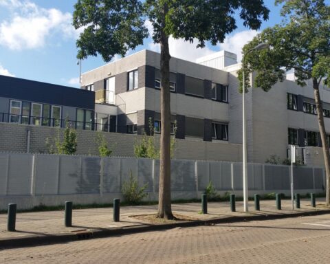 Joodse school in Amsterdam, doelwit van explosie in maart, gesloten vanwege dreiging
