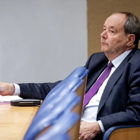 Kabinet trekt plan voor snellere verhoging AOW-leeftijd in om vakbonden te herbenaderen