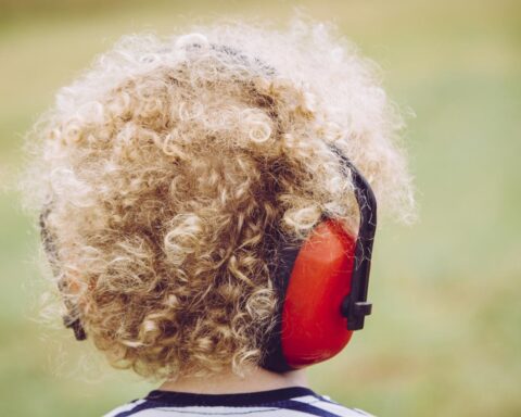 Kids Top 20 keert terug op tv met AI-presentator zonder melding dat “ze” niet echt is