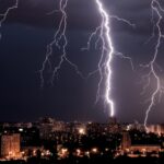 KNMI waarschuwt negen Nederlandse provincies voor onweer terwijl de warmte piekt