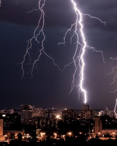 KNMI waarschuwt negen Nederlandse provincies voor onweer terwijl de warmte piekt
